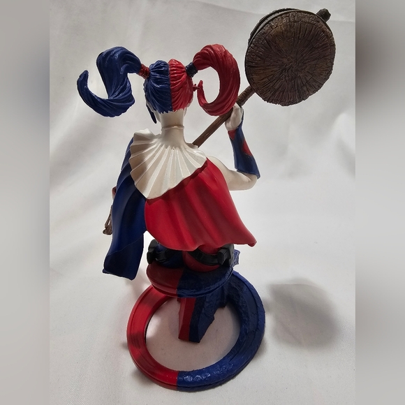 Harley Quinn Bust and Comic Bundle - Picture 6 of 10